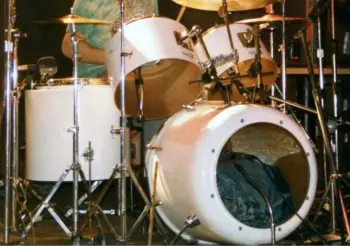 Can anyone ID this drum set?