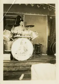 anyone want free jpeg's of drum related pics?