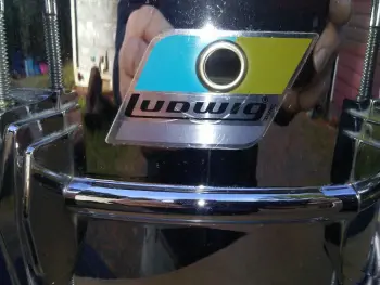 Ludwig blue/olive non serial # badge question.