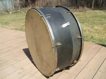 Help with identifying this odd bass drum.
