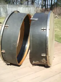 Help with identifying this odd bass drum.