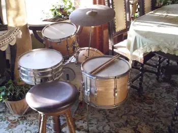 Kit Made of marching snares (as toms) and marching bass drum???