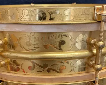 [B]1925 LUDWIG &amp; LUDWIG 4 x 14 8 LUG GOLD PLATED/ENGRAVED TRIUMPHAL MODEL (*Wm. S