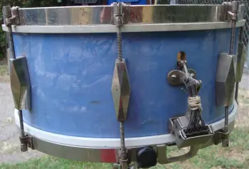 Someone got a clue about this old DESLAURIER french snare drum!???