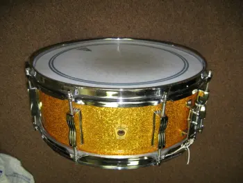 Newbie here. I found a gold sparkle Ludwig kit at the Goodwill store.
