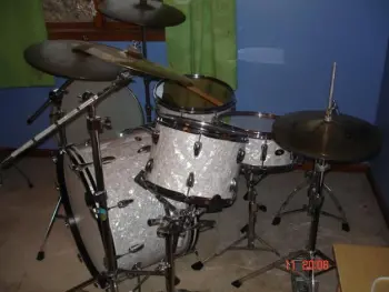 Help Identifying kit -pics