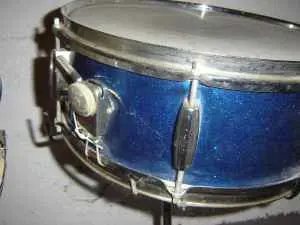 I.D.: 2 snares on CL, red &amp; blue