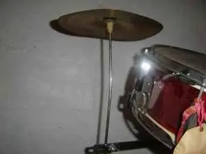 I.D.: 2 snares on CL, red &amp; blue