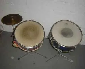 I.D.: 2 snares on CL, red &amp; blue