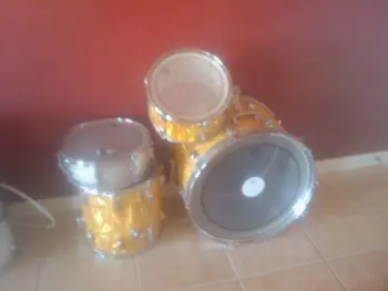 Hello all!  Can you help me identify these drums?