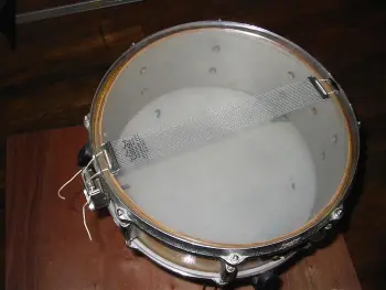 another gretsch round badge snare, looks alittle weird though, help?