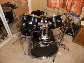 Pearl Set 2 toms 1 floor and a kick, want to know how old and what they're worth