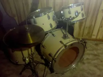 Can anybody identify these old drums?