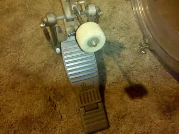 Can anybody identify these old drums?