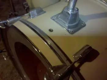 Can anybody identify these old drums?