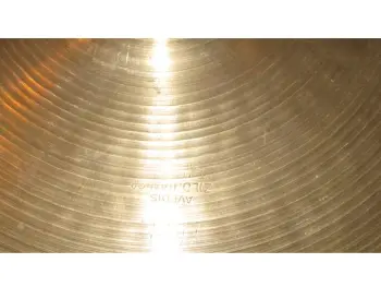 What's up with these Avedis hi-hats?