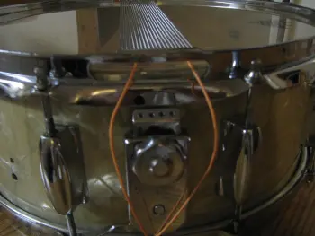 How do I put these snare wires on?