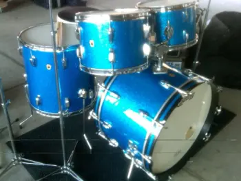 mint 1967 blue sparkle ludwig hollywood kit!!
