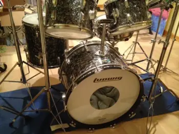 grey speckled paint in 76 Ludwig shells