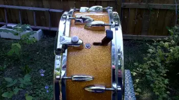 Roxy Gold Sparkle parallel strainer snaredrum