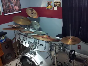 Help... Trying to date and identify Pearl drums