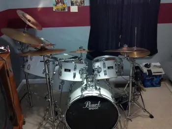 Help... Trying to date and identify Pearl drums
