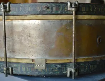 Old snare drum, no markings