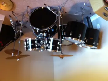 New Member, Need help identifying a drum kit