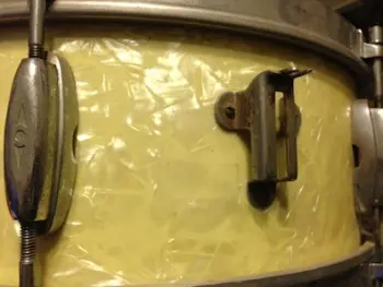 Stradivarius snare throw off