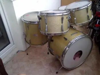 Can someone identify this (Slingerland?)drumset?