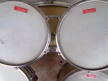 Can someone identify this (Slingerland?)drumset?