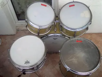 Can someone identify this (Slingerland?)drumset?