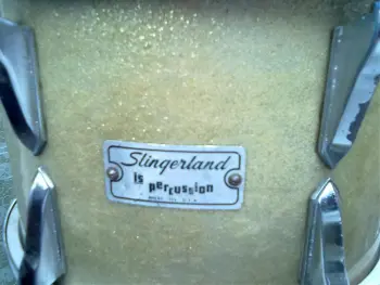 Can someone identify this (Slingerland?)drumset?