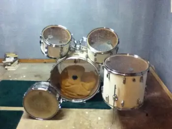 Pearl Drum Set Covered In White Leather