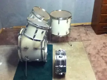 Pearl Drum Set Covered In White Leather
