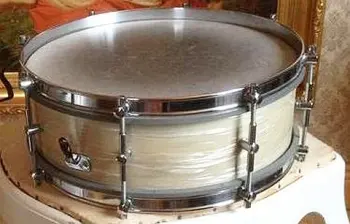 Snare with wire inside the shell