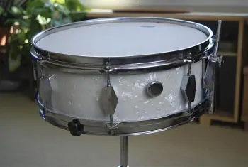 Someone got a clue about this old DESLAURIER french snare drum!???