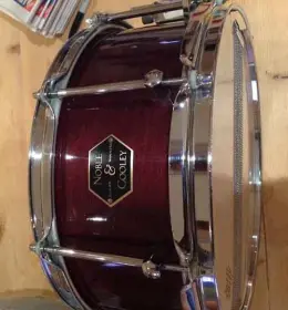 Does anyone know what Noble and Cooley Snare this is?...