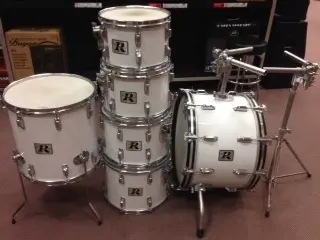 Just scored a pristine Rogers Londoner 7 (without snare) for $350.