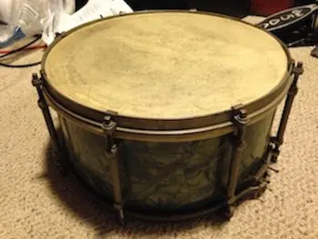 Old snare drum, can anyone tell me what it is?