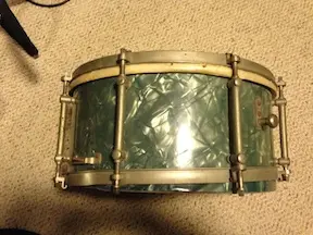 Old snare drum, can anyone tell me what it is?
