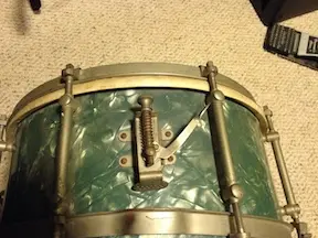 Old snare drum, can anyone tell me what it is?