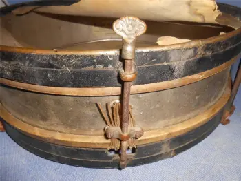Snare drum lugs