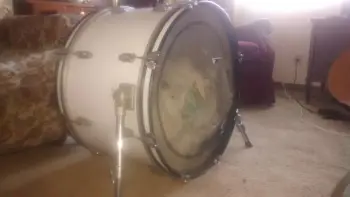 Can you please help me identify this bass drum???