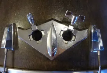 80's vintage mystery mount/lugs etc ?