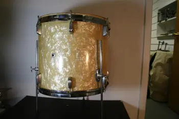 What the heck is this? Slingerland? 7 lugs?!?