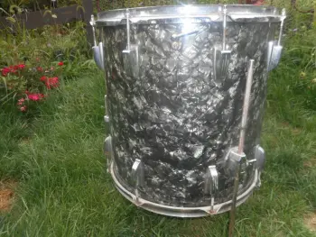 1966 Ludwig 16&quot; x 16&quot; floor tom in black diamond pearl finish - $265