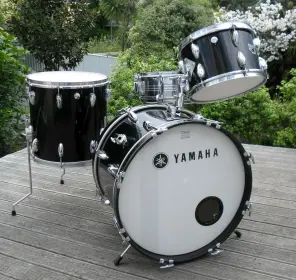 Classy Little Yamaha D20 in Black