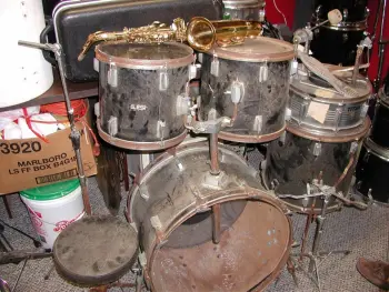 Strange hybrid MIT's