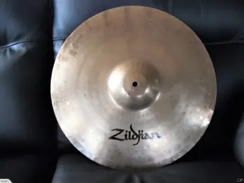 Can anyone ID this vintage cymbal